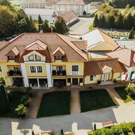 Szerencsemak Panzio Apartment Kehidakustány Exterior photo