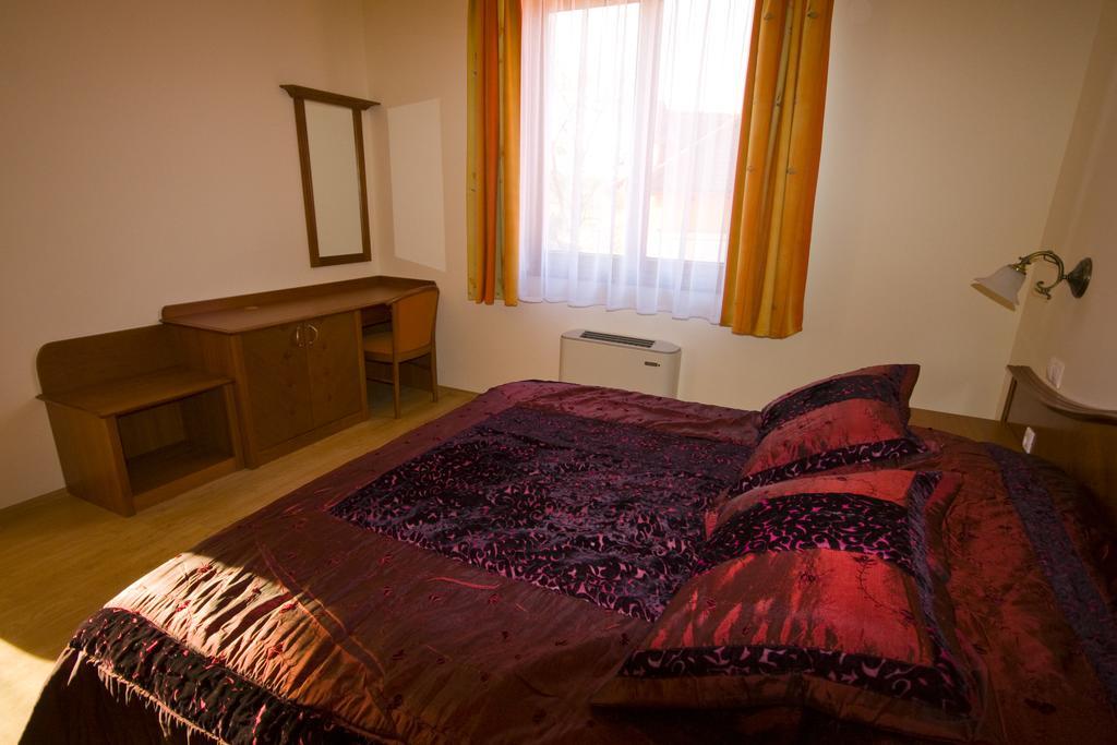 Szerencsemak Panzio Apartment Kehidakustány Room photo