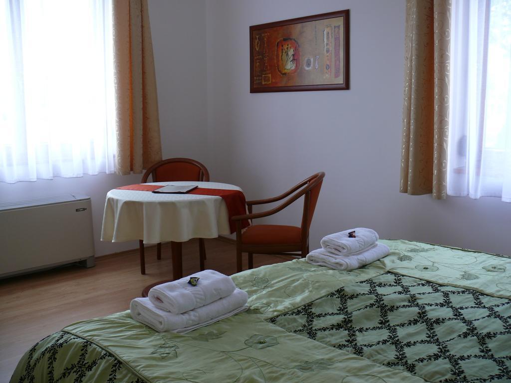 Szerencsemak Panzio Apartment Kehidakustány Room photo