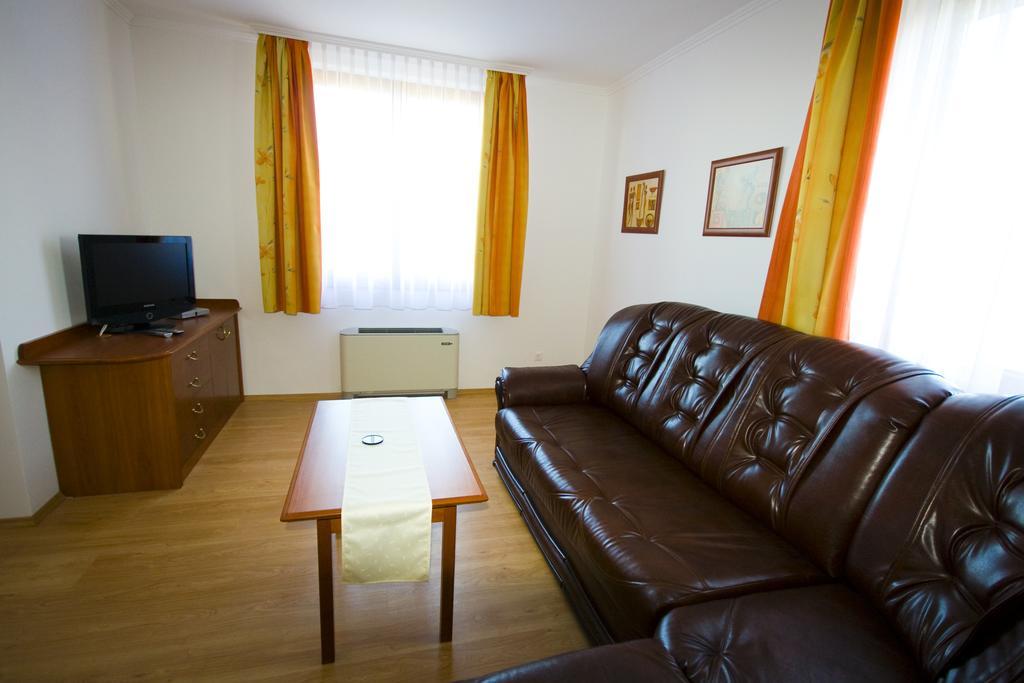 Szerencsemak Panzio Apartment Kehidakustány Room photo