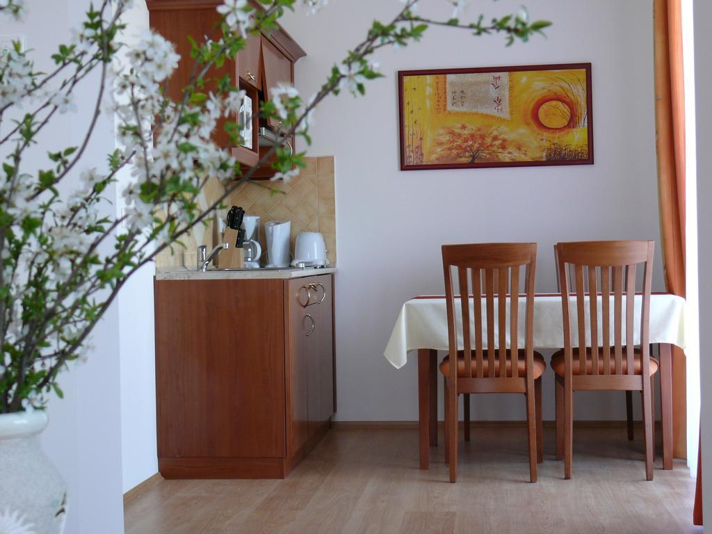 Szerencsemak Panzio Apartment Kehidakustány Room photo